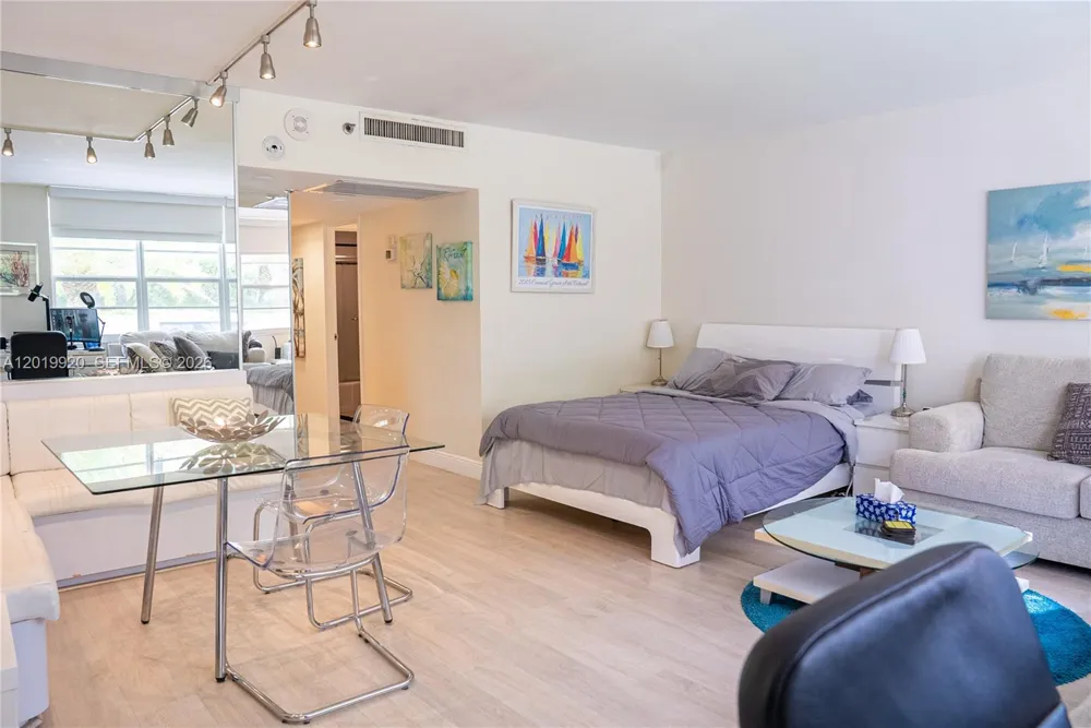 100 Lincoln Rd #330 Miami Beach, FL 33139