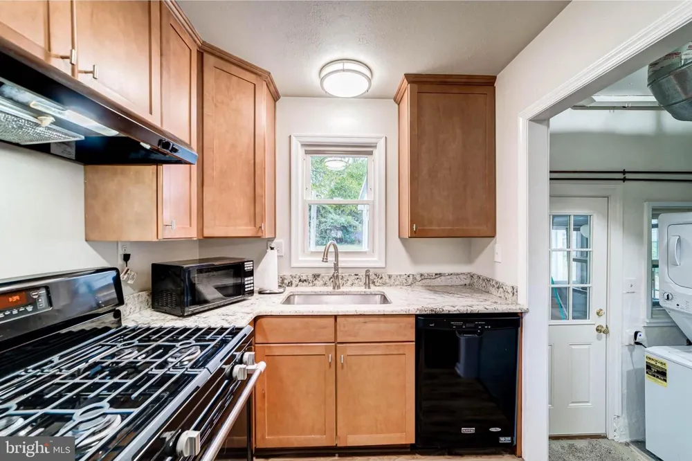 2425 FORT DRIVE Alexandria, VA 22303