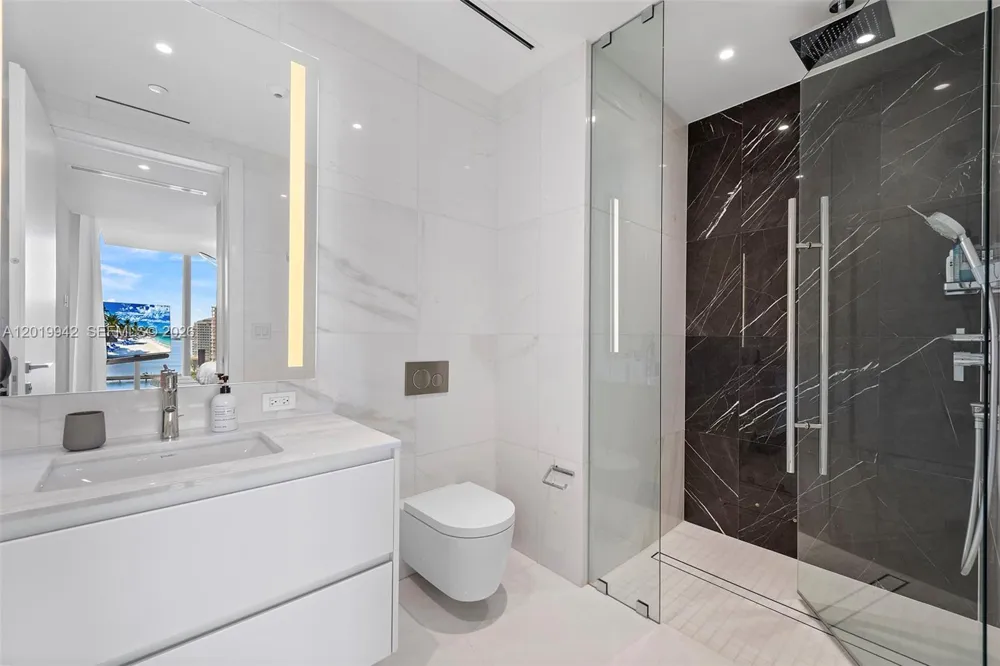 300 Biscayne Blvd Way #1605 Miami, FL 33131