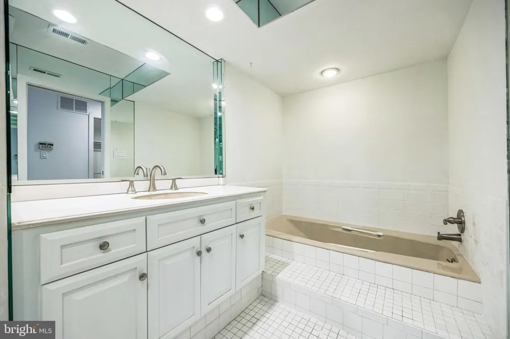 24 CENTURA Cherry Hill, NJ 08003