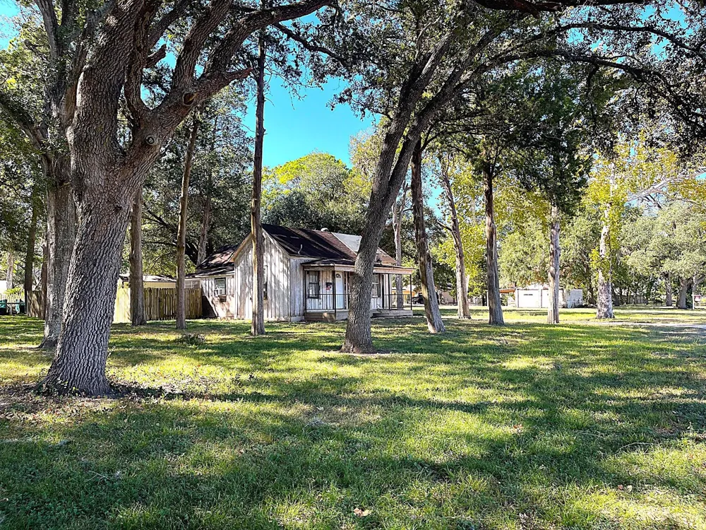 6211 Gresham Street Wallis, TX 77485