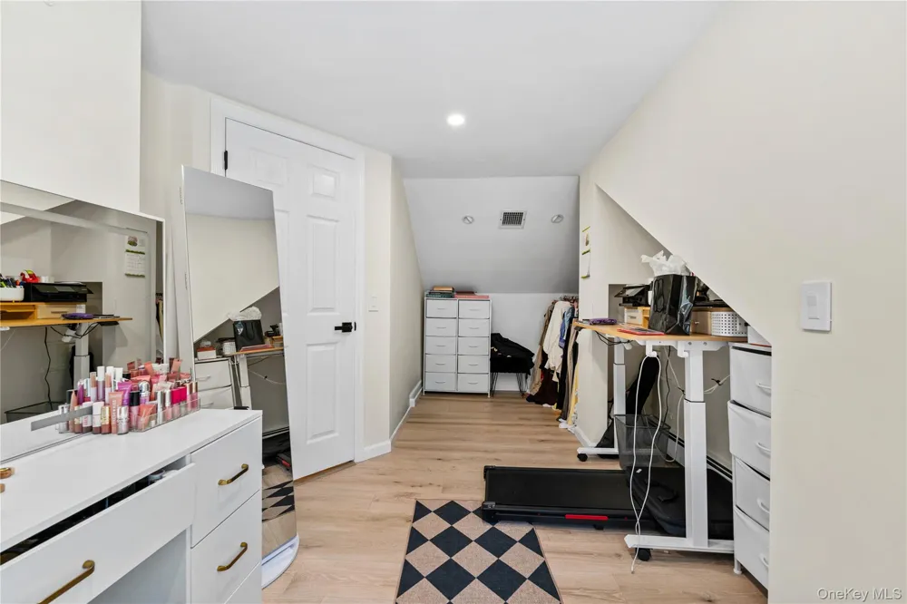 5 Windsor Lane East Northport, NY 11731