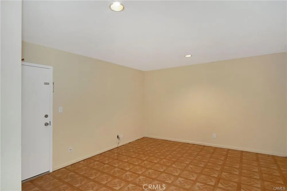 21800 Marylee #59 Woodland Hills, CA 91367