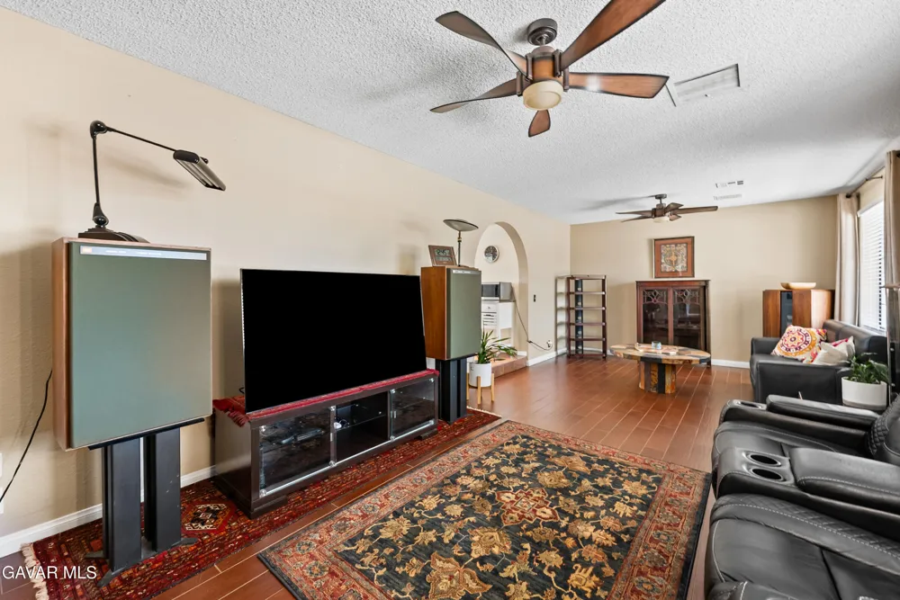 5055 W Ave K 12 Quartz Hill, CA 93536