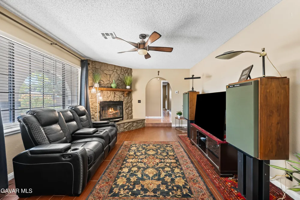 5055 W Ave K 12 Quartz Hill, CA 93536