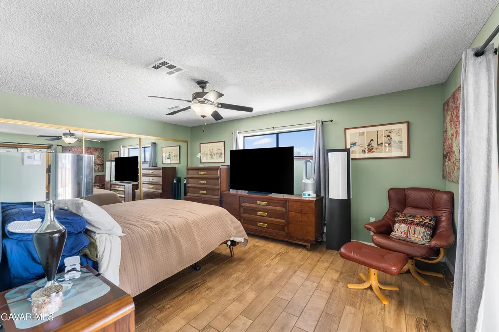 5055 W Ave K 12 Quartz Hill, CA 93536