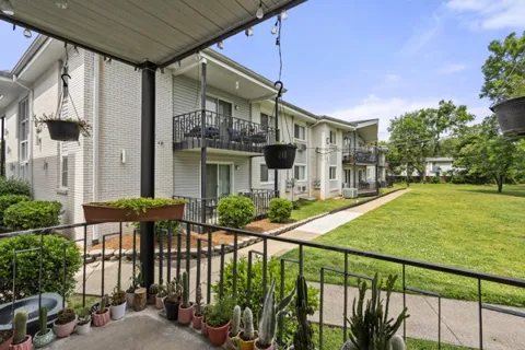 613 Hillsboro Rd #B17