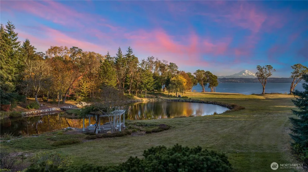 4205 SW Point Robinson Road Vashon, WA 98070