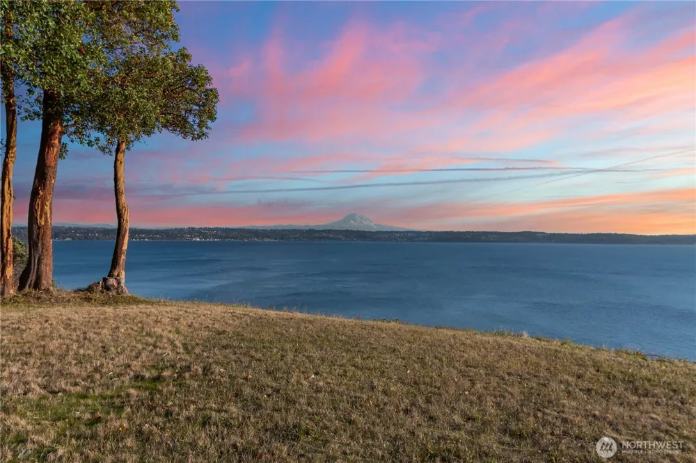 4205 SW Point Robinson Road Vashon, WA 98070