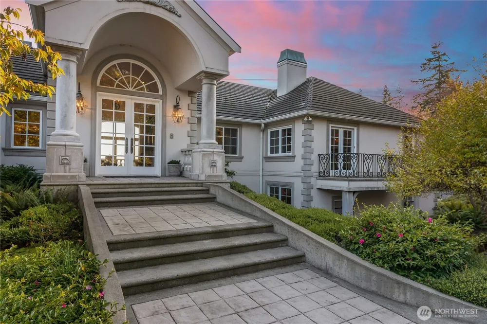 4205 SW Point Robinson Road Vashon, WA 98070