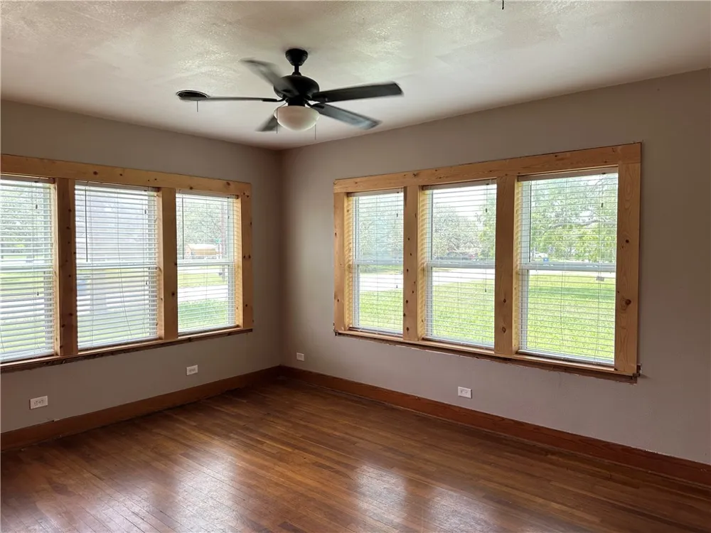 1005 E Fulton Street Sinton, TX 78387