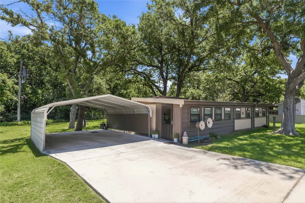 641 S Lamar Street De Leon, TX 76444