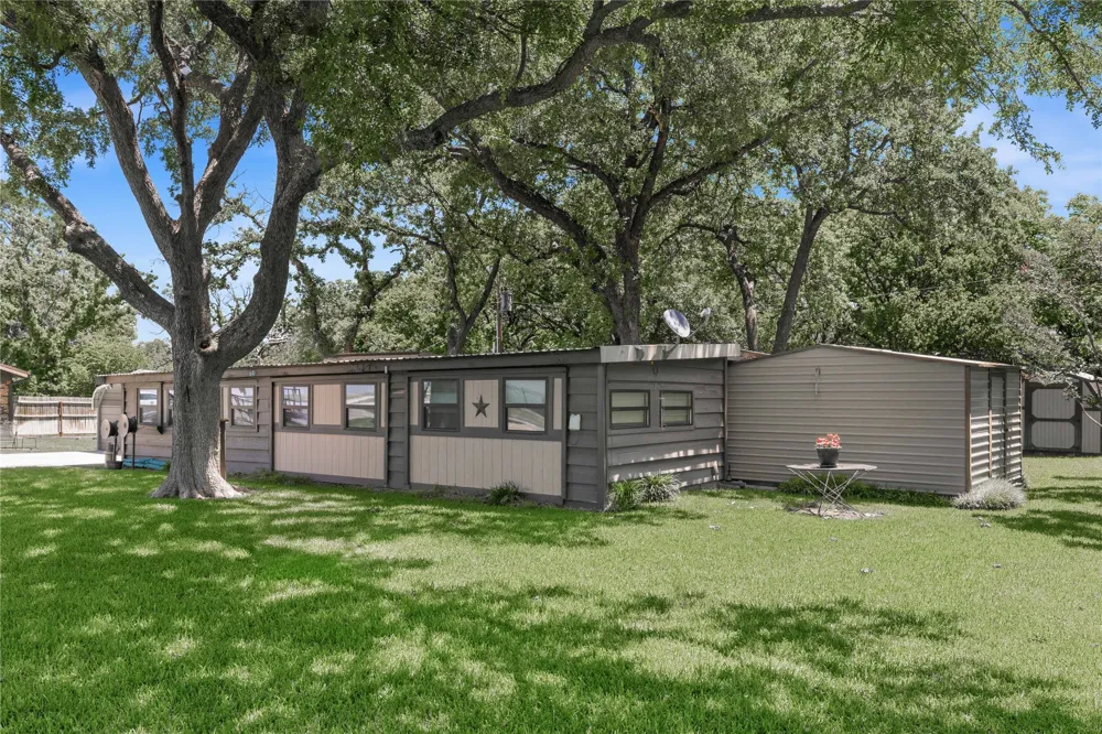 641 S Lamar Street De Leon, TX 76444