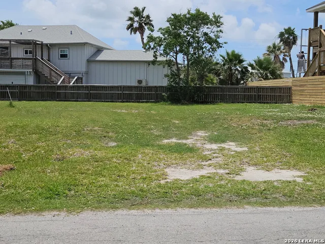 18 Riviera Dr Rockport, TX 78382