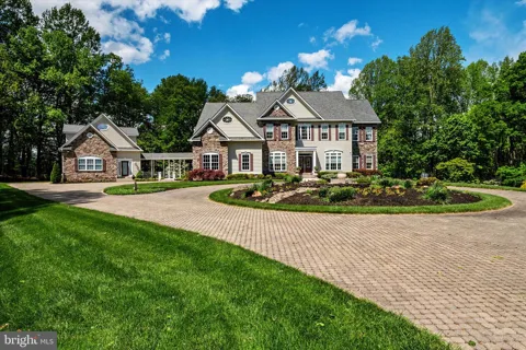 3740 LARKVIEW COURT