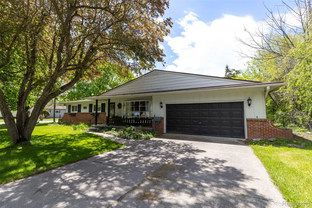 1227 Jackson Street Lapeer City, MI 48446