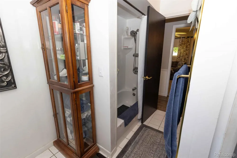 1227 Jackson Street Lapeer City, MI 48446