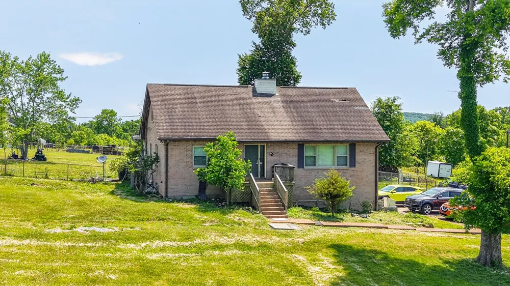 1933 Long Hollow Pike Gallatin, TN 37066