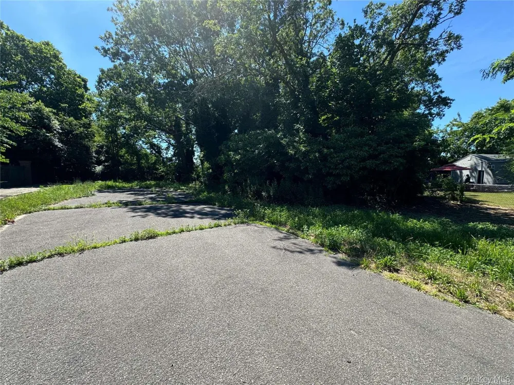 215 Cortland Street Copiague, NY 11726