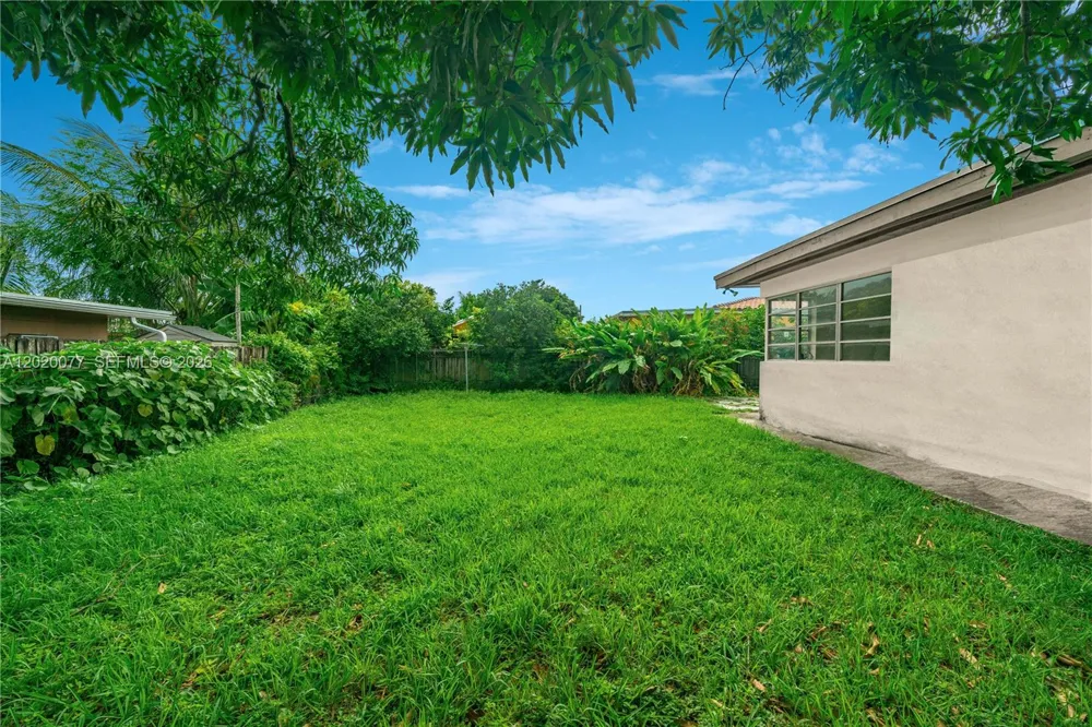 3271 NW 18th Ter Miami, FL 33125