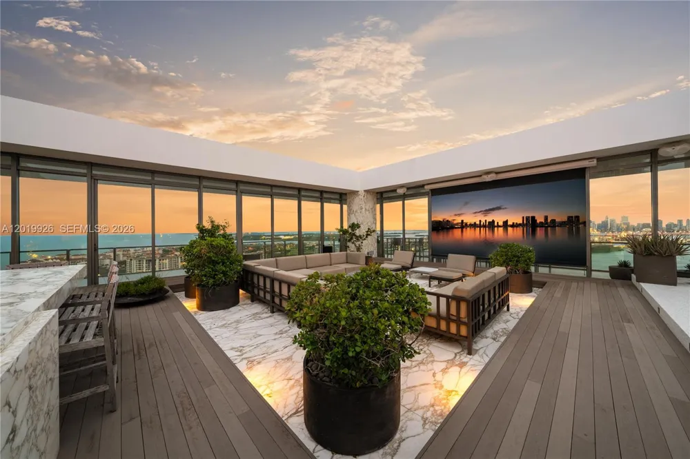 800 S Pointe Dr #Penthouse 2204 Miami Beach, FL 33139