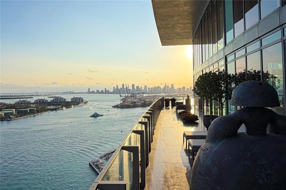 800 S Pointe Dr #Penthouse 2204 Miami Beach, FL 33139