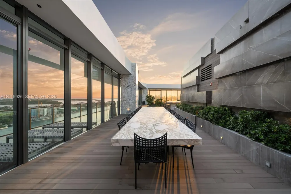 800 S Pointe Dr #Penthouse 2204 Miami Beach, FL 33139