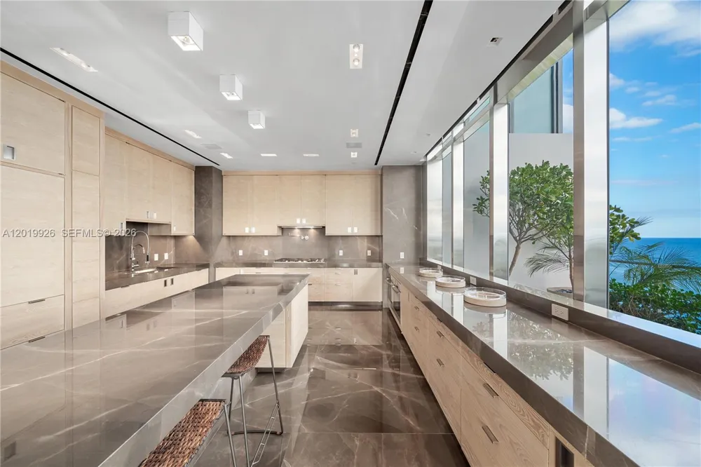 800 S Pointe Dr #Penthouse 2204 Miami Beach, FL 33139