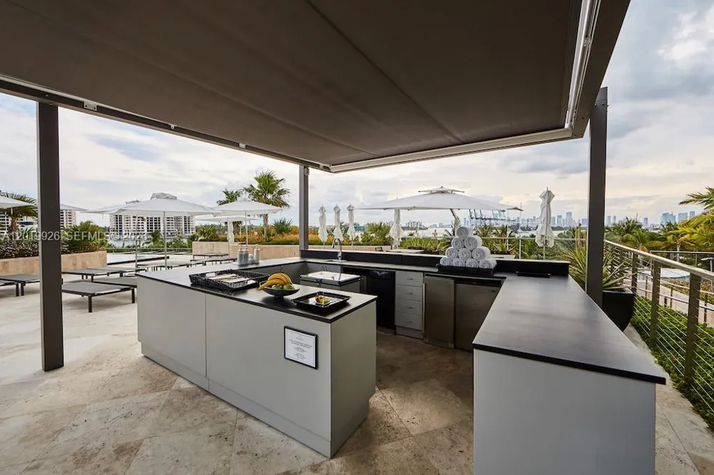 800 S Pointe Dr #Penthouse 2204 Miami Beach, FL 33139