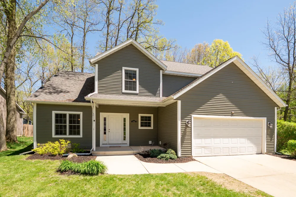 1401 Whispering Trail Benton Harbor, MI 49022