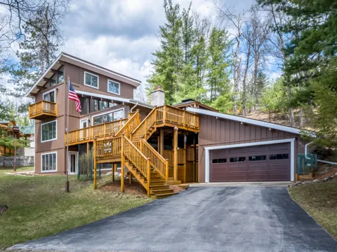 8838 Lakeshore Trail
