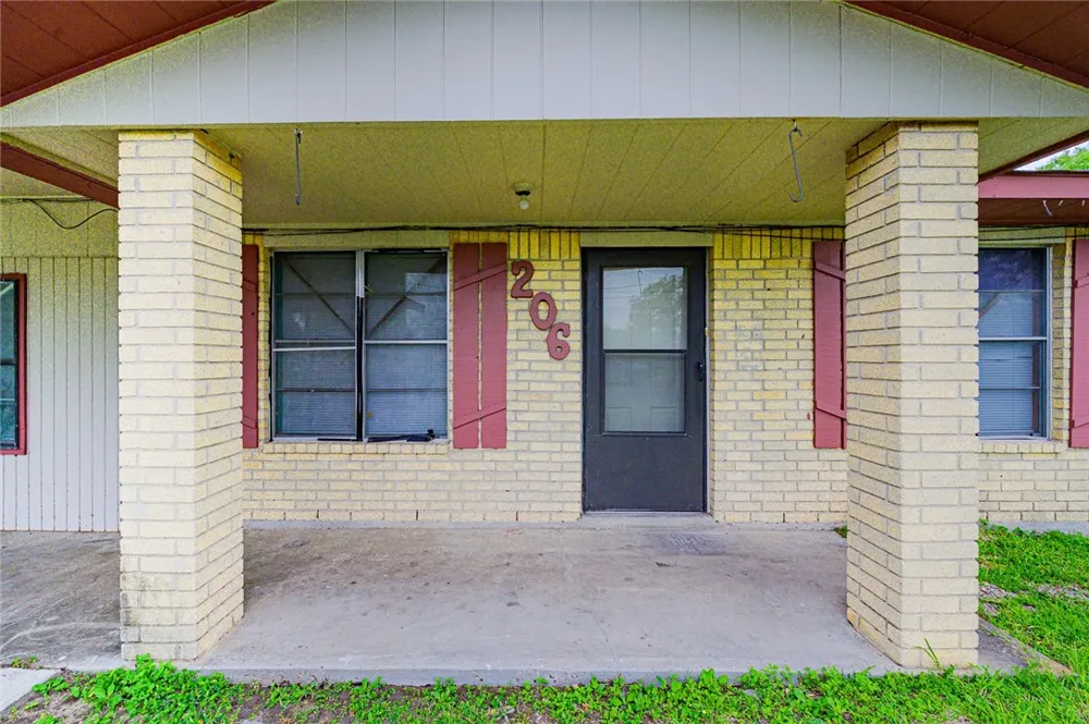 206 S Minneapolis Street Beeville, TX 78102