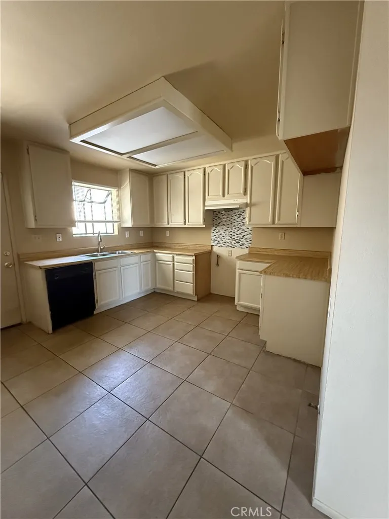 2260 E ave Q4 Palmdale, CA 93550