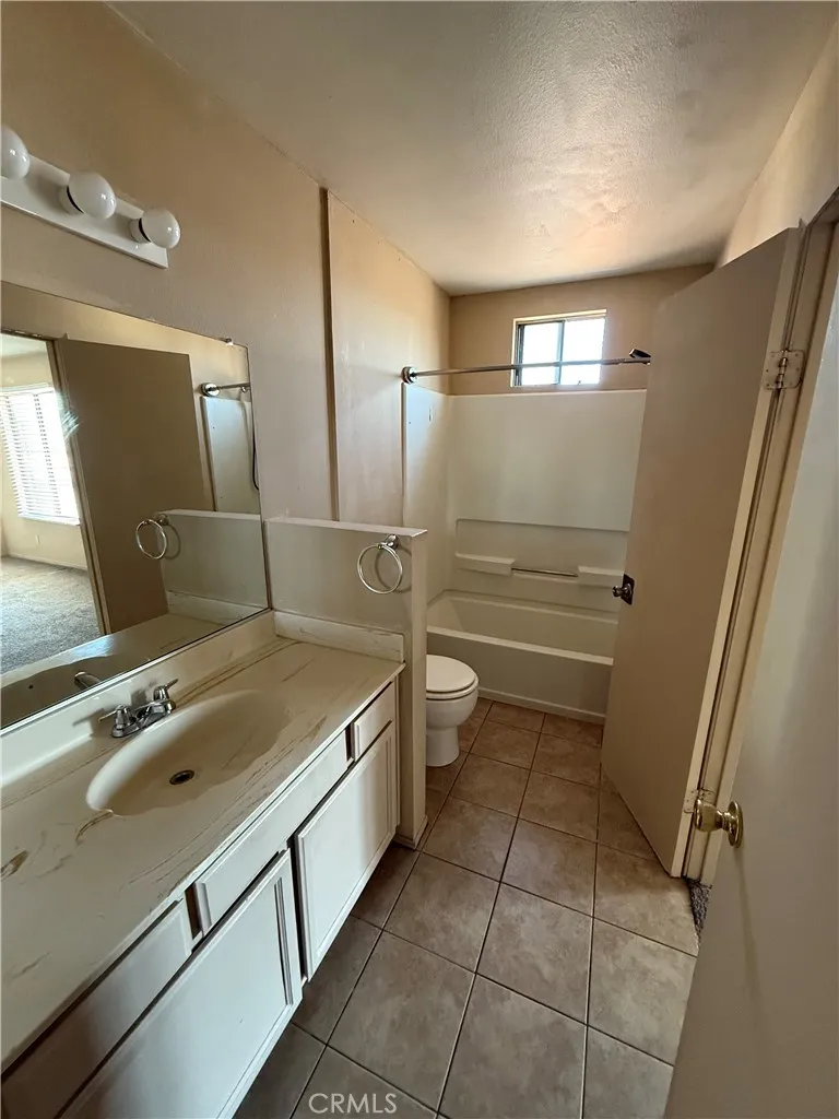 2260 E ave Q4 Palmdale, CA 93550