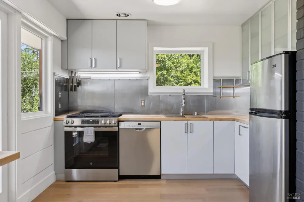 25 Brushwood Lane Greenbrae, CA 94904