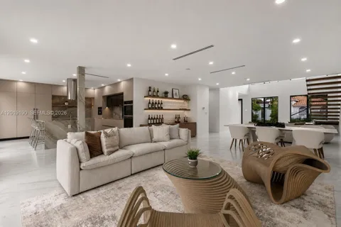 2265 SW 4 St