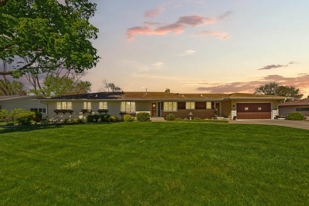 808 Hillcrest Drive Montgomery, MN 56069