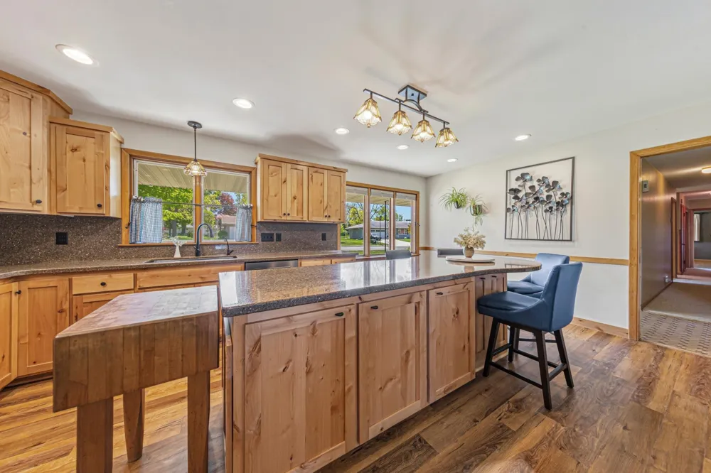 808 Hillcrest Drive Montgomery, MN 56069