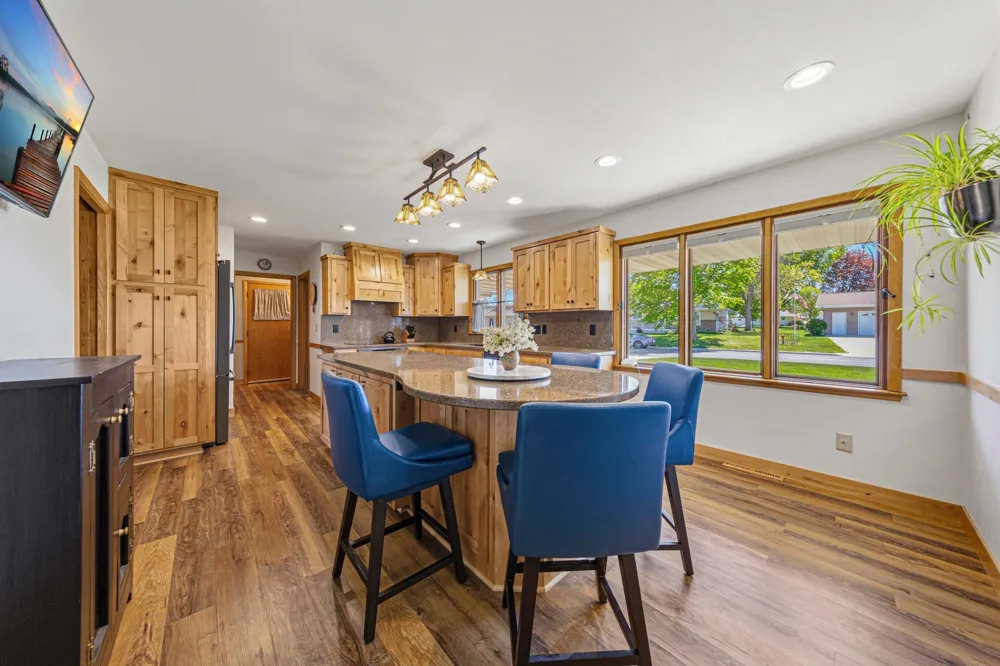 808 Hillcrest Drive Montgomery, MN 56069