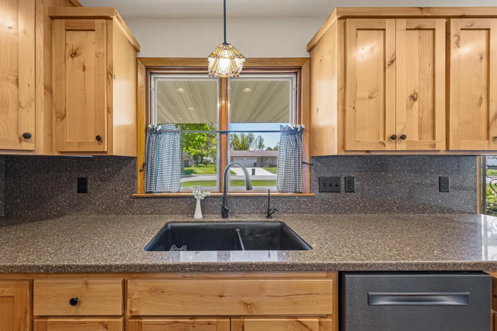 808 Hillcrest Drive Montgomery, MN 56069
