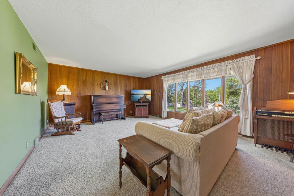 808 Hillcrest Drive Montgomery, MN 56069