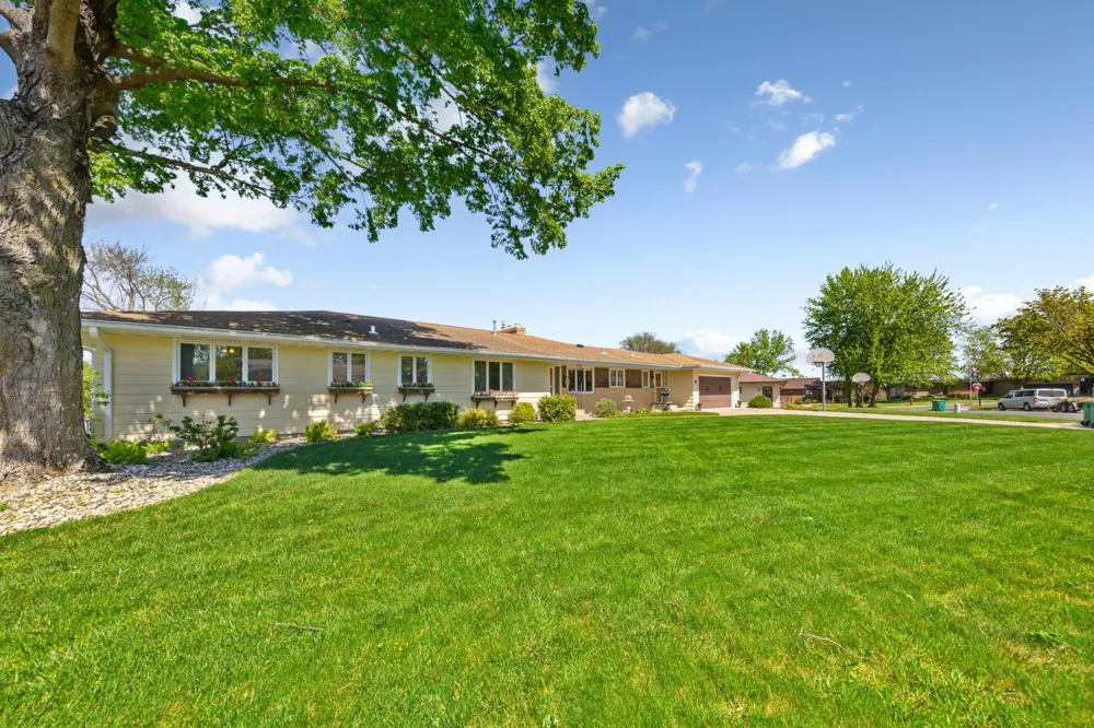808 Hillcrest Drive Montgomery, MN 56069