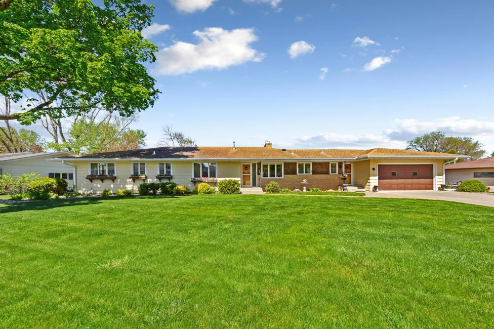 808 Hillcrest Drive Montgomery, MN 56069