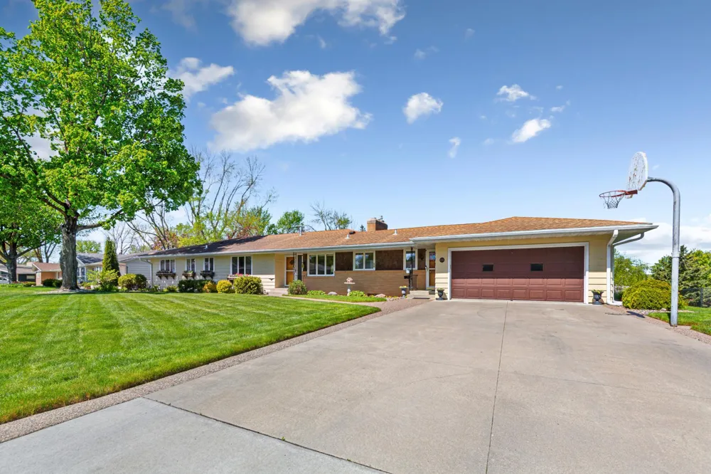 808 Hillcrest Drive Montgomery, MN 56069