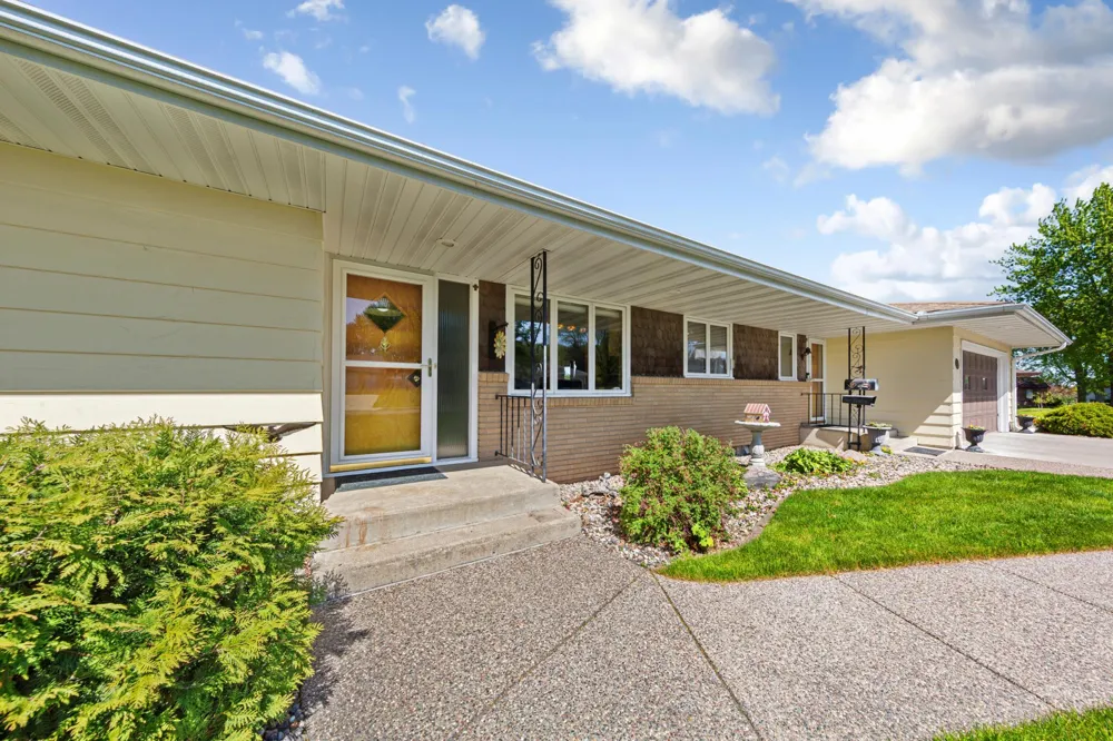 808 Hillcrest Drive Montgomery, MN 56069
