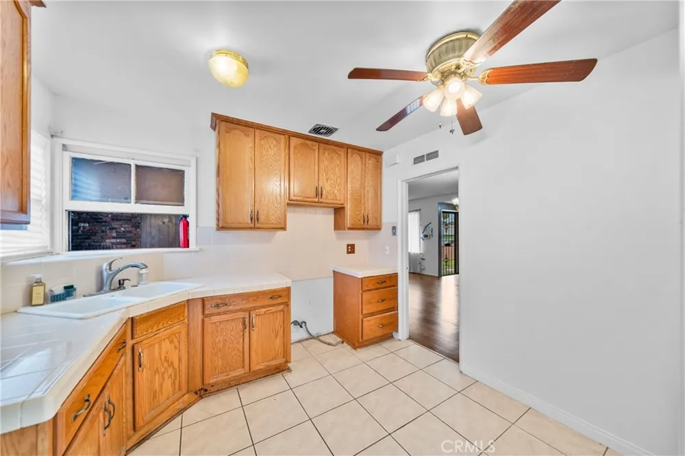 11712 Tarron Hawthorne, CA 90250