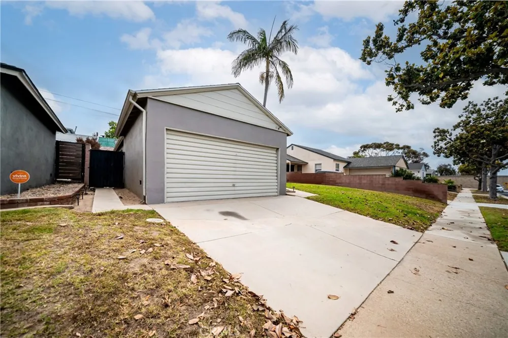 11712 Tarron Hawthorne, CA 90250