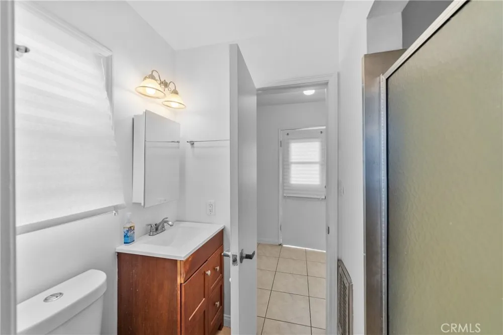 11712 Tarron Hawthorne, CA 90250