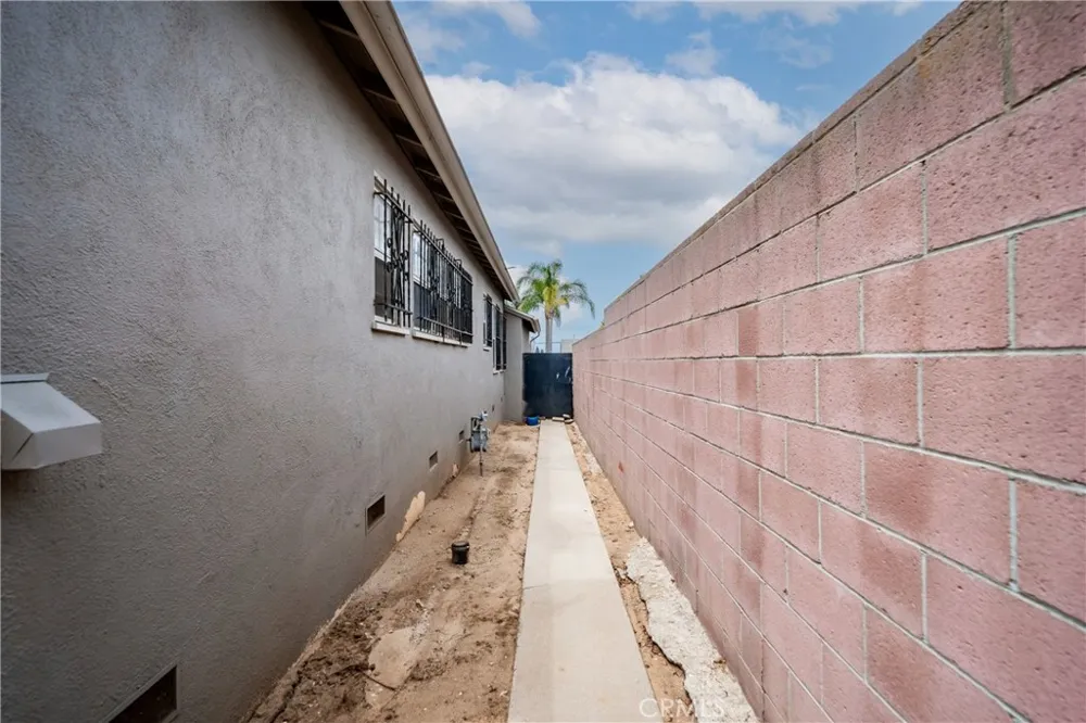 11712 Tarron Hawthorne, CA 90250
