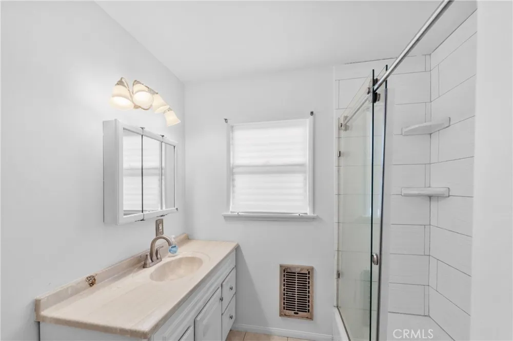 11712 Tarron Hawthorne, CA 90250